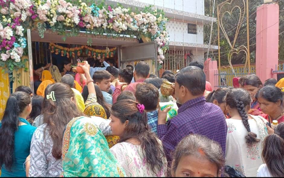 Crowds gathered at dekuli,  Mahadev Temple in darbhanga for Mahashivratri 2025 celebrations.