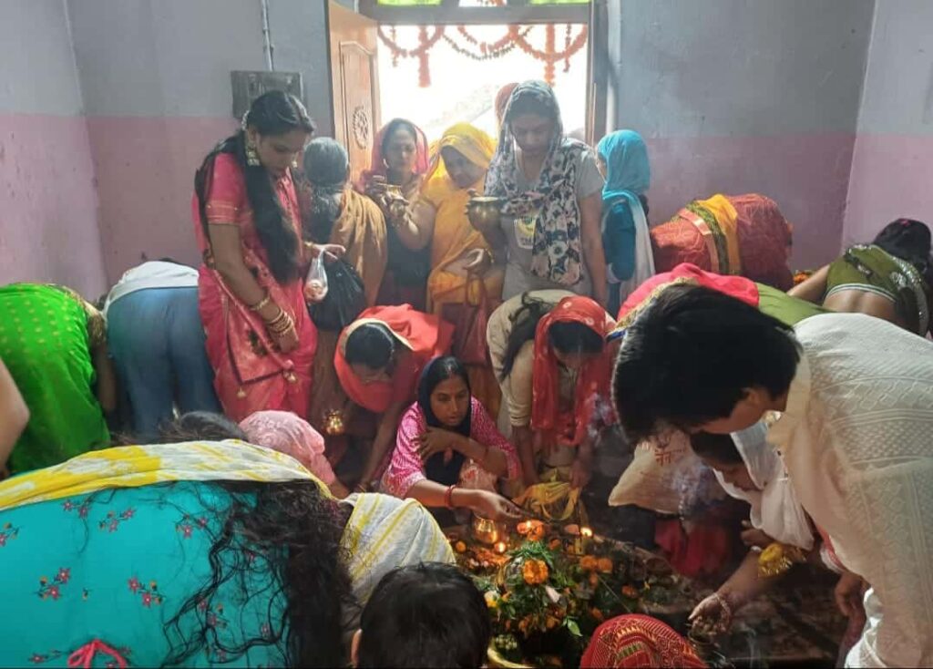 Devotees chanting 'Har Har Mahadev' inside a crowded Shiva temple on Mahashivratri 2025.